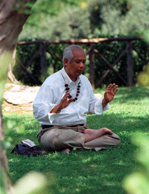 Master Choa Kok Sui en méditation